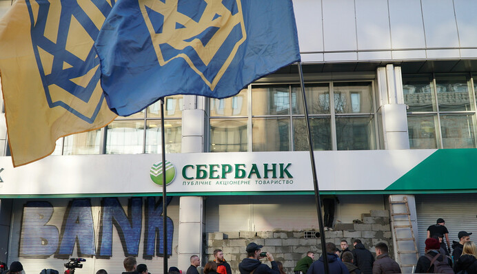 Санкции против российских банков: колебания курса и проблемы с депозитами