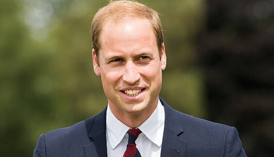 Жаркие каникулы: принца Уильяма засняли во время танцев с незнакомкой