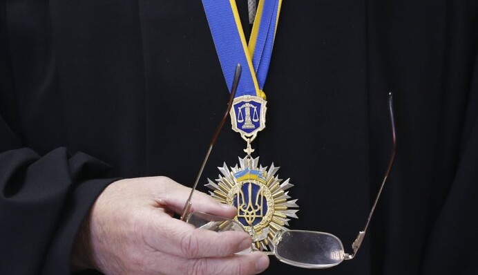 От Банковой до Саакашвили: кто борется за влияние на антикоррупционный суд