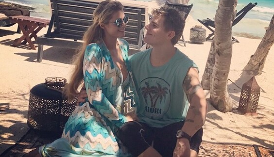 Влюбленная Пэрис Хилтон разделась и обмазалась золотом