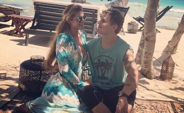 Влюбленная Пэрис Хилтон разделась и обмазалась золотом