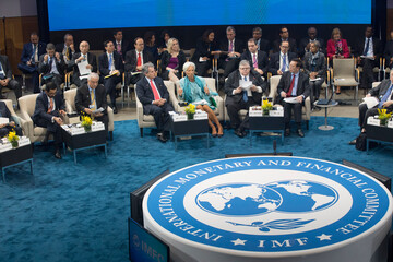 Двойной хук по гривне: как отразятся на экономике Украины блокада Донбасса и отсрочка транша МВФ