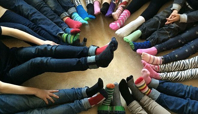 День человека с синдромом Дауна: нардепы устроили флешмоб с разноцветными носками в Раде