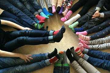 День человека с синдромом Дауна: нардепы устроили флешмоб с разноцветными носками в Раде