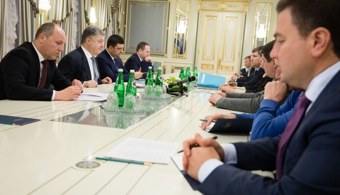 У глухому куті і без зовнішніх покровителів: навіщо Порошенко терміново скликав депутатів