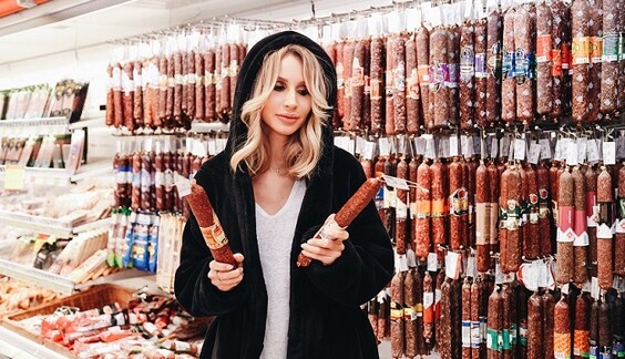 Светлану Лободу в халате застукали у прилавка с колбасой