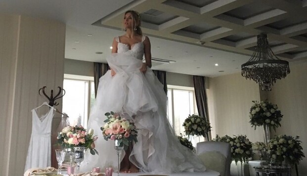 Вера Брежнева восхитила сети ироничными свадебными фото