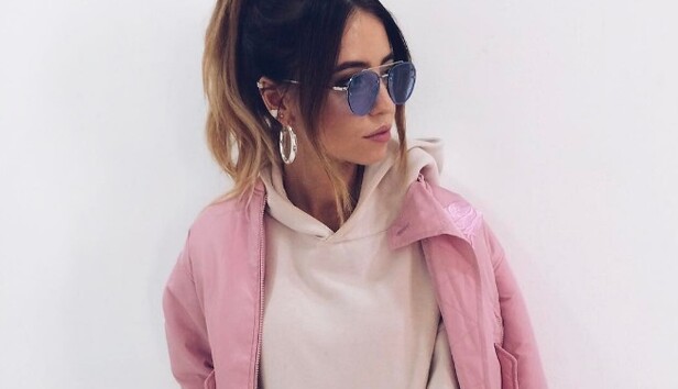 Солистка дуэта 