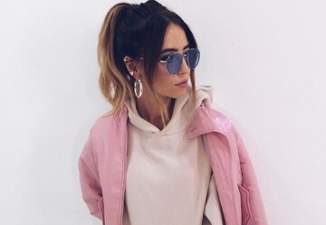 Солистка дуэта 