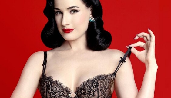 Дита фон Диз вышла полуобнаженной из гигантской морской раковины