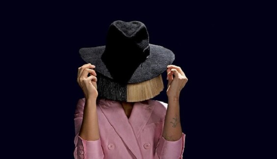 Редкий кадр: певица Сиа показала лицо