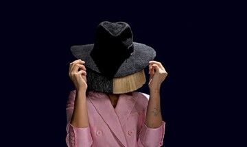 Редкий кадр: певица Сиа показала лицо