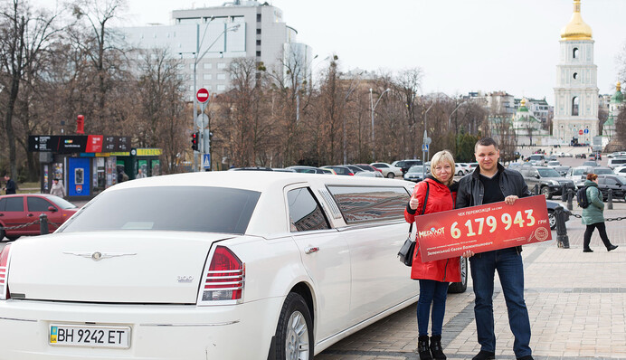 Обладателю крупнейшего в 2017 году лотерейного выигрыша устроили миллионерский уикенд