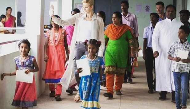 Княгиня Монако засветилась в рубашке от украинского дизайнера