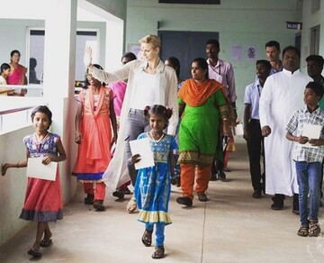 Княгиня Монако засветилась в рубашке от украинского дизайнера