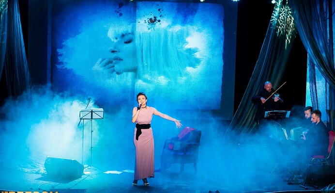 В ссадинах и ранах: Надежда Мейхер сыграла в спектакле ИСТОРИЯ DE UN AMOR
