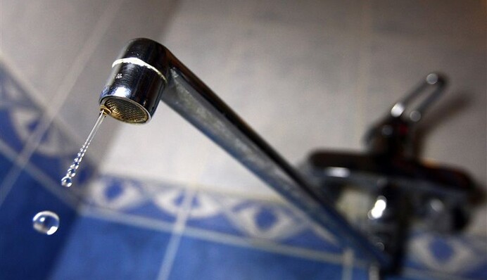 Почему украинцы вынуждены пить грязную воду