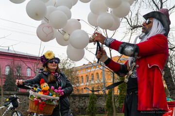 В Киеве к 1 апреля прошел оригинальный велопробег: фоторепортаж