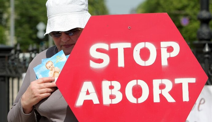 Запрет абортов: зачем мозги украинцев берут на абордаж