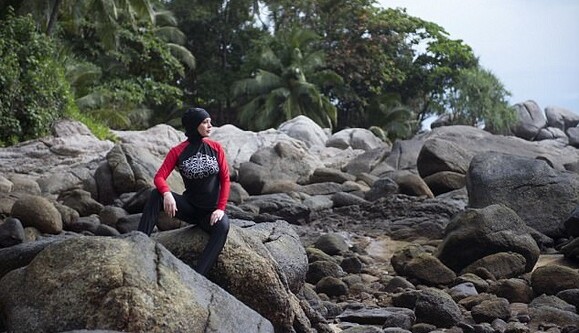 Прощай горячая штучка: Линдси Лохан появилась на пляже в купальнике для мусульманок