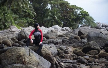 Прощай горячая штучка: Линдси Лохан появилась на пляже в купальнике для мусульманок