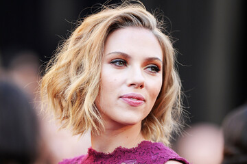 Скарлетт Йоханссон вышла в свет с бывшим мужем