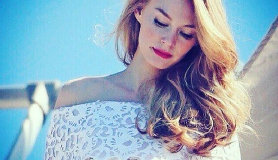 Светлана Ходченкова похвасталась спиной жениха