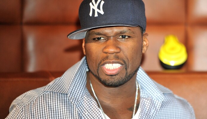 Рэпер 50 Сent во время концерта жестоко избил фанатку: появилось видео