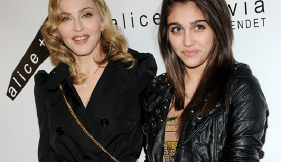 Дочь Мадонны засветила на пляже небритые подмышки