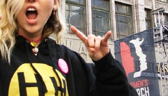 В Сеть слили голые фото Майли Сайрус из бани