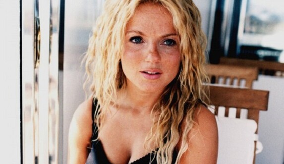 Экс-солистка Spice Girls блеснула стройной фигурой через два месяца после родов