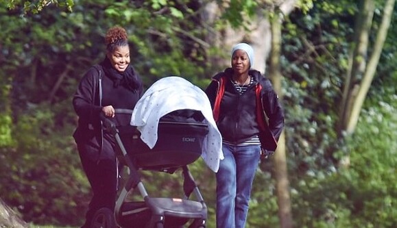 Джанет Джексон засветилась на прогулке с 3-месячным сыном: опубликованы фото