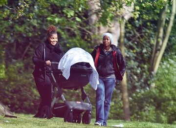 Джанет Джексон засветилась на прогулке с 3-месячным сыном: опубликованы фото