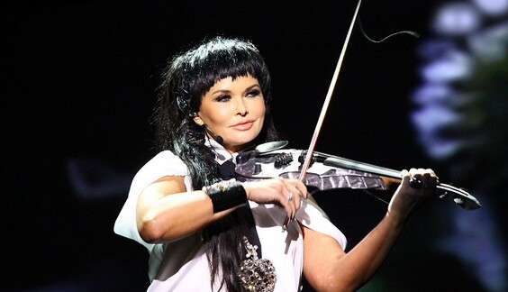 Разменявшая шестой десяток скрипачка снялась голой для нового альбома