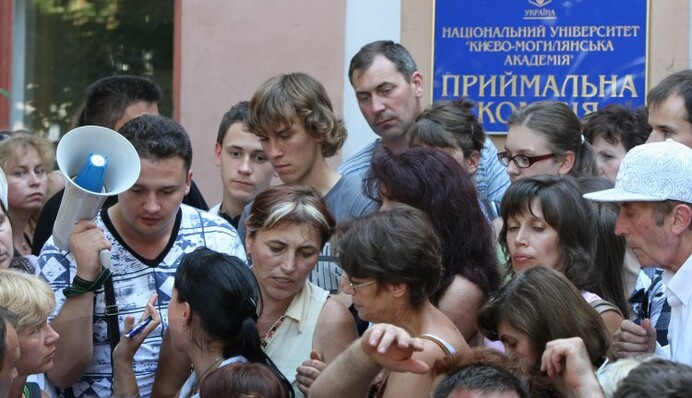 Перший рік вінницьких: потрясіння і застій гуманітарного блоку