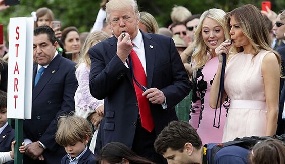 Дональд Трамп оконфузился во время церемонии исполнения гимна