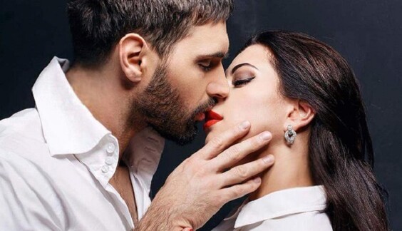 Виталий Козловский опубликовал постельное селфи со своей невестой