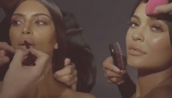 Ким Кардашьян с сестрой разделись для рекламы косметики