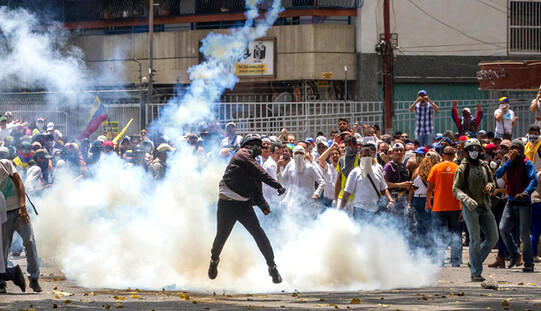 Фото протестов в Венесуэле: газ, баррикады и кастрюли