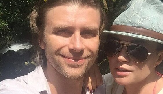 Ударим тропиками по разводу: Анастасия Заворотнюк развеяла слухи о разрыве с мужем