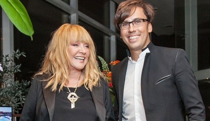 Дырявые джинсы и массивные украшения: Алла Пугачева вышла в свет в экстравагантном образе