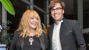 Дырявые джинсы и массивные украшения: Алла Пугачева вышла в свет в экстравагантном образе