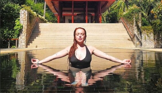 Линдси Лохан снялась для глянца на фоне голых мужских ягодиц