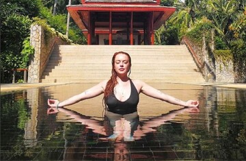 Линдси Лохан снялась для глянца на фоне голых мужских ягодиц