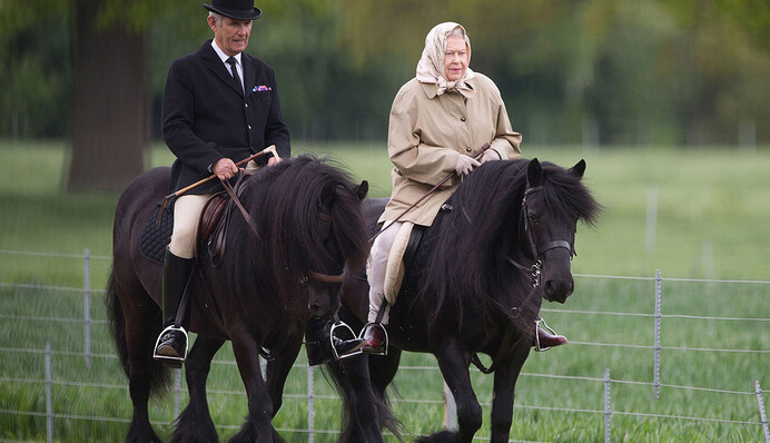 В седле и с прической: лучшие фото королевы Елизаветы ІІ
