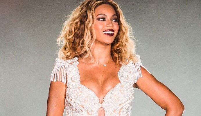 Беременная двойней Бейонсе вышла в свет в мини и на высоких каблуках