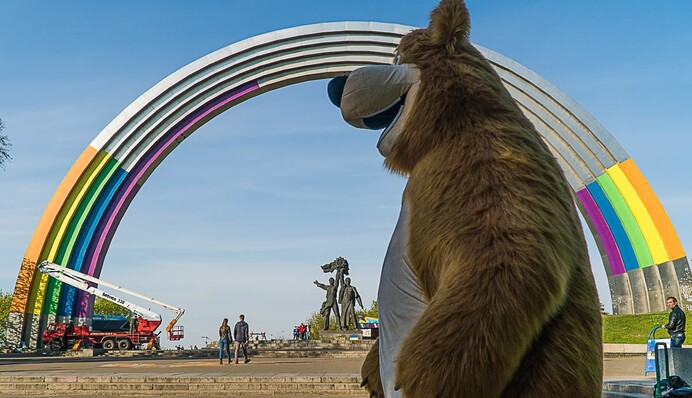 Радужная арка, чудики на велосипедах и Киев перед Евровидением: топ-10 ярких фото апреля