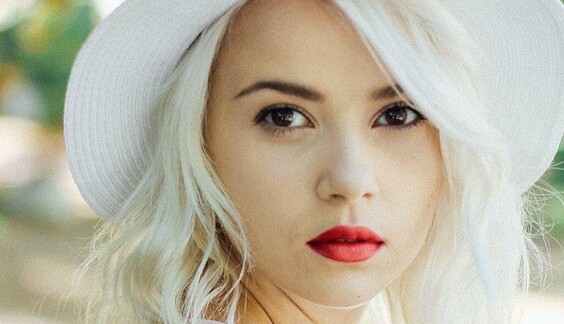 Мика Ньютон впервые показала маму, которая приехала к ней в США