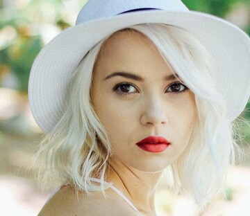 Мика Ньютон впервые показала маму, которая приехала к ней в США