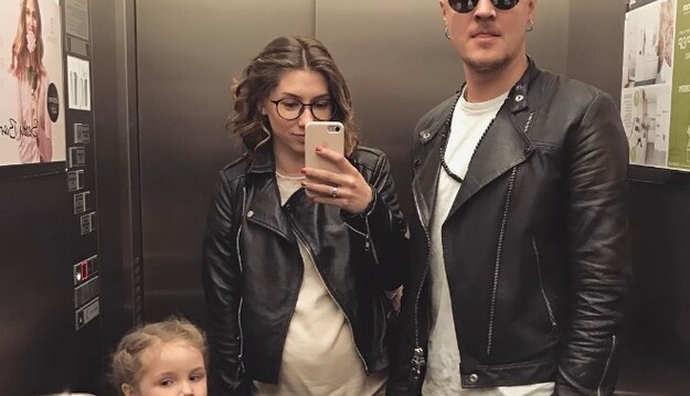 Лидер O.Torvald Женя Галич забрал жену и новорожденного сына из роддома: появилось видео